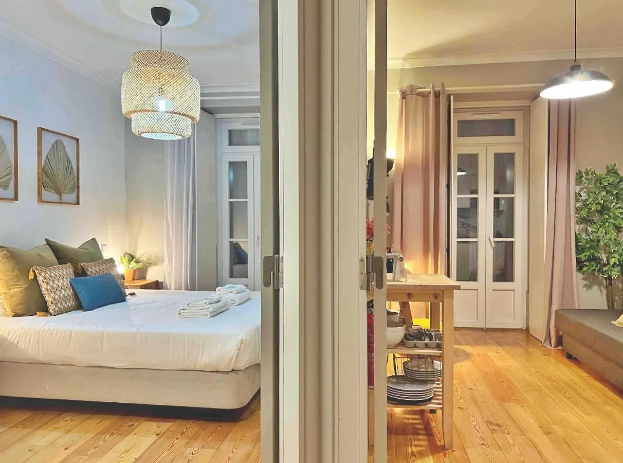 Vila Rosário 2 Lovely Apt with Private patio - by Homeful Lisboa Portugal